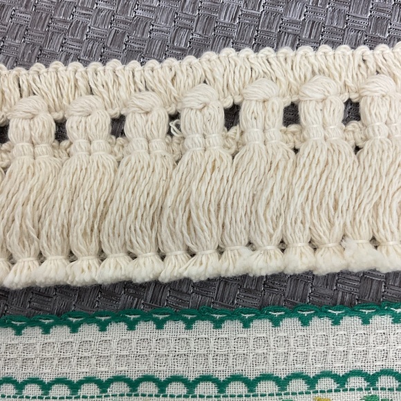 Cream fringe tassel scalloped floral sewing trim lot 6.75 yards - Picture 3 of 6